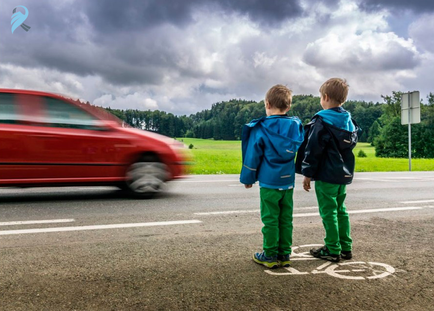 Чтобы ребенок не попал под машину, переходить на зеленый недостаточно